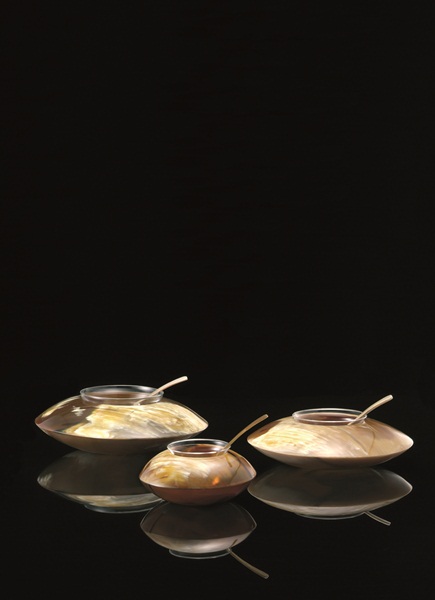 將珍貴牛角結合優質木材或金屬等異材質,巧妙創造極具